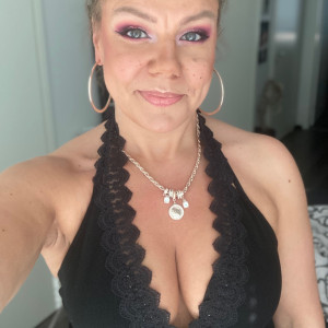 Julia Loves To Masturbate