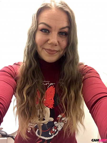 Julia Loves To Masturbate