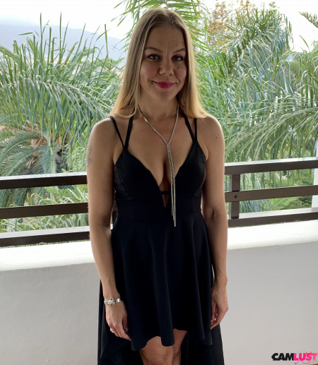 Julia Loves To Masturbate