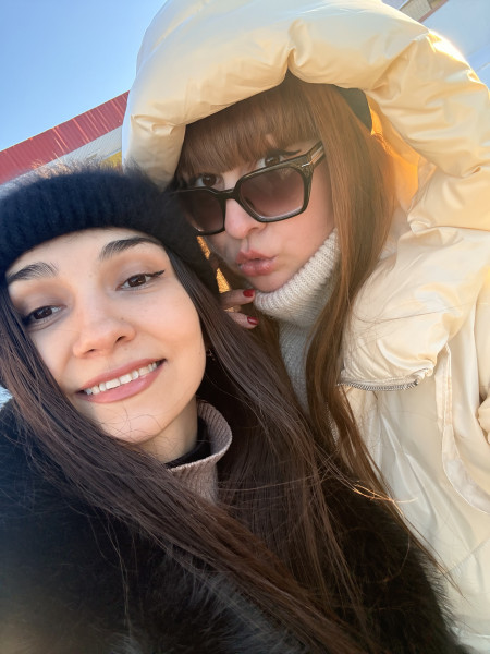 Anna(slim) and Sandra