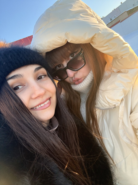 Anna(slim) and Sandra