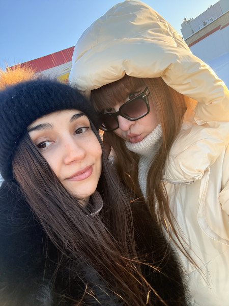 Anna(slim) and Sandra