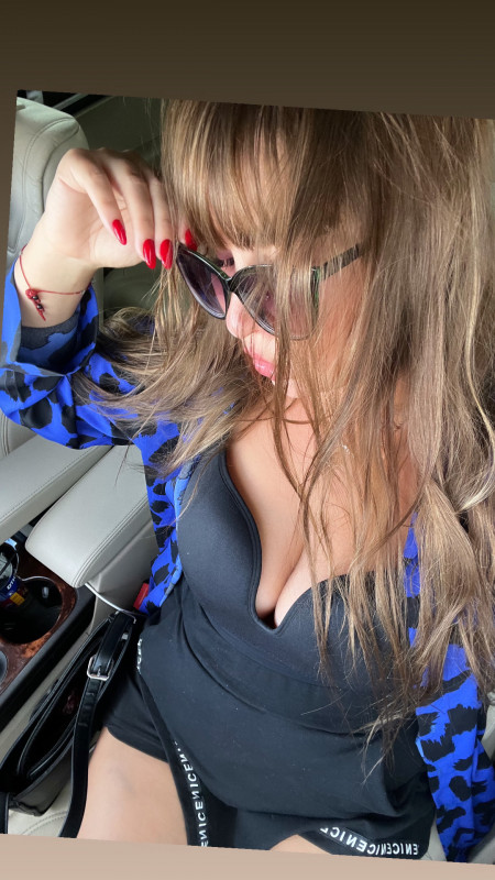 Anna(slim) and Sandra