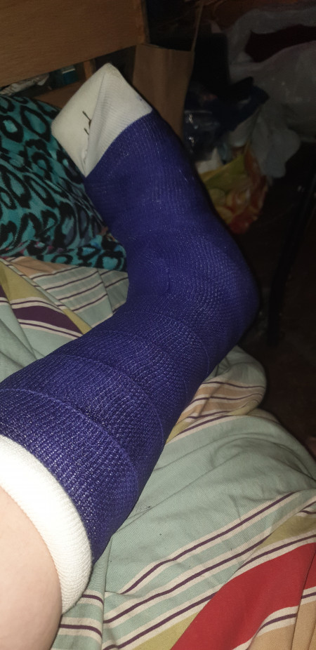 Broken_Gothic-gamer_girl